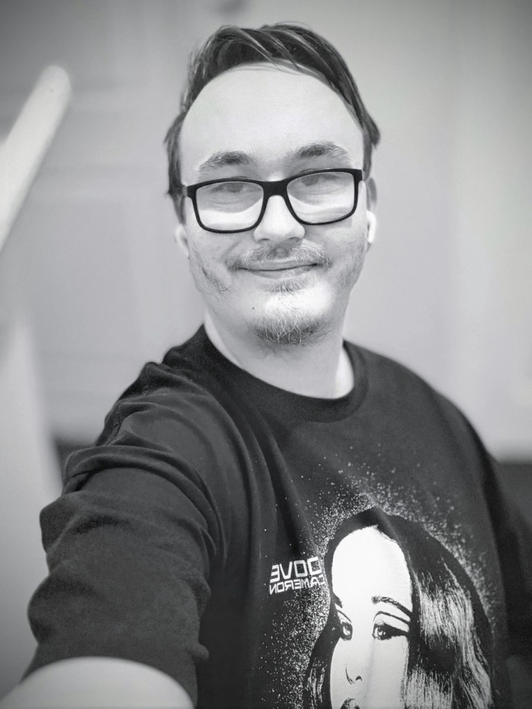 DovelyTom - Tom Davies, British Digital Creator